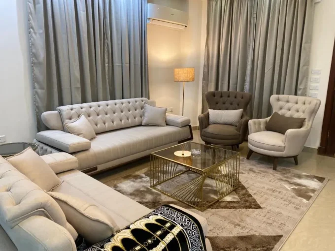 شقة مفروشة ارضي بمدخل خاص في زايد